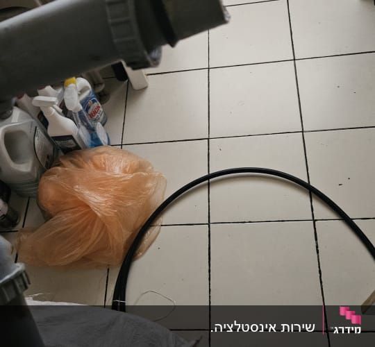 צינור וכלים לניקוי בחדר שירותים